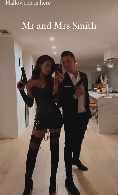 Partner Halloween Costumes, Badass Halloween Costumes, Cute Couples Costumes, Halloweenský Makeup, Mr And Mrs Smith, Classy Halloween Costumes, Hot Halloween Outfits, Mrs Smith, Pretty Halloween Costumes