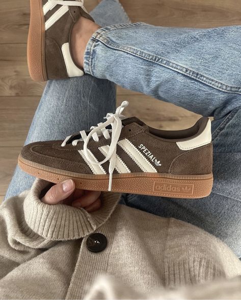 Adidas Handball Spezial, Adidas Handball, Shoe Wishlist, Adidas Spezial, Sneakers Adidas, Hype Shoes, Adidas Outfit, Aesthetic Shoes, Brown Sneakers