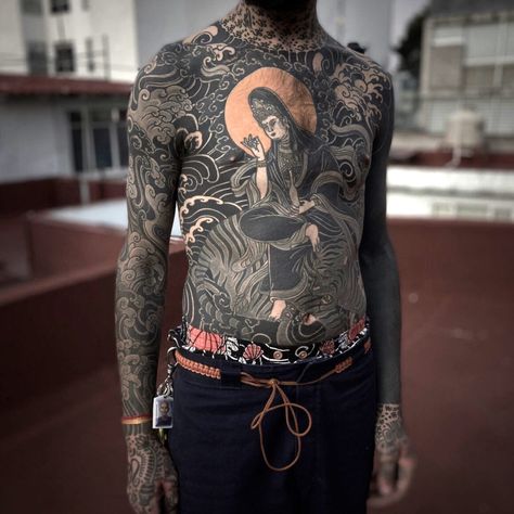 Guy Le Tatooer, on the road Traditional Black Tattoo, Timeless Tattoo, Tattoo Spots, Adventurous Life, Genuine People, Irezumi Tattoos, Full Body Tattoo, Body Suit Tattoo, Stomach Tattoos