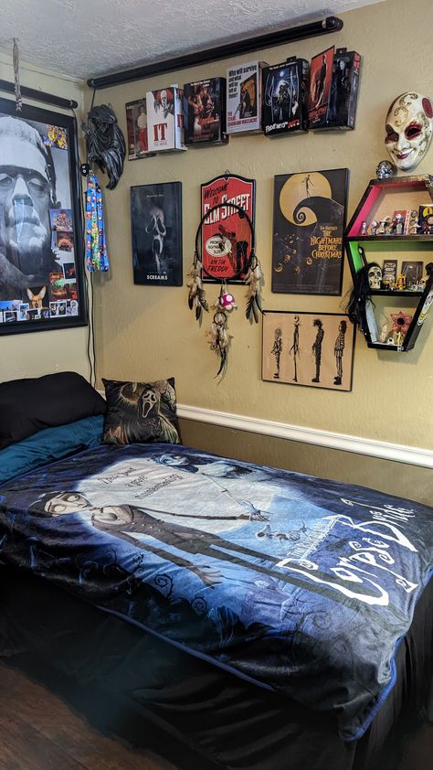 Tim Burton Inspired Bedroom, Tim Burton Aesthetic Bedroom, Tim Burton Aesthetic Room, Coraline Room Decor Ideas, Tim Burton Inspired Room, Tim Burton Room Decor, Tim Burton Bedroom Ideas, Tim Burton Themed Room, Coraline Bedroom Ideas