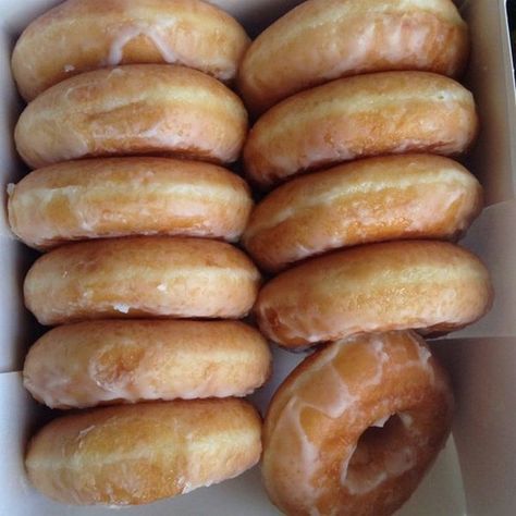 Glazed Donuts, Krispy Kreme, Donut Glaze, Food Obsession, Pretty Food, Food Cravings, Cute Food, Aesthetic Food, Good Eats