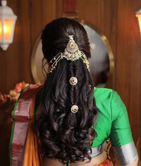 Amazing Wedding Hairstyles For Mother Of The Bride & Groom - ShaadiWish Mother Hairstyles For Wedding Indian, Indian Bride Wedding Hairstyles, Hair Styles For Bride Wedding Day Indian, Bride Mother Hairstyle Indian, Hair Do Indian Wedding, Hairstyles Indian Saree, Hairstyles For Grooms Mother, Seemantham Hairstyle For Short Hair, Hairstyle Traditional