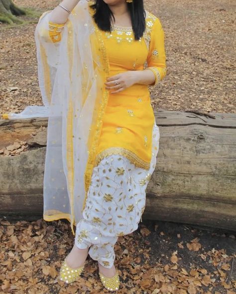 Punjabi Look, Different Body Sizes, Suit Punjabi, Most Paused Movie Scenes, Yellow Suit, Outfit Looks, Punjabi Suit, Two Friends, Friends Show