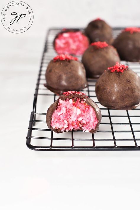 Raspberry Coconut Balls, Strawberry Coconut Balls, Coconut Bon Bons Recipe, Clean Eating Pumpkin Pie, Raspberry Coconut Bars, Pumpkin Pie From Scratch, Mat Inspiration, Truffle Recipes, Pie From Scratch