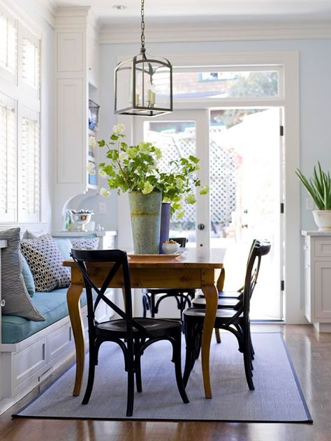 A built-in bench creates a relaxed dining area in this cottage-style home. Banquette Ideas, Built In Banquette, Kitchen Banquette, Window Seats, Booth Seating, Design Salon, Banquette Seating, Kitchen Benches, Kitchen Nook