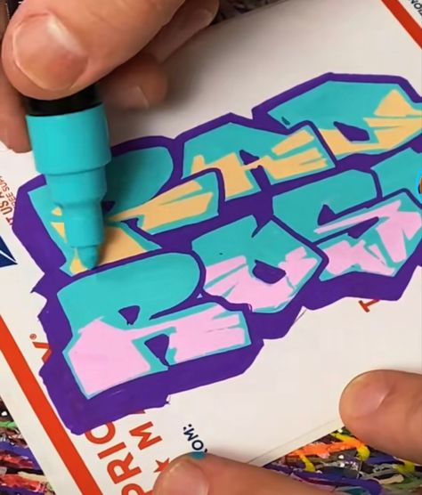 Posca Graffiti, Graffiti Colors, Graffiti Lettering Alphabet, Graffiti Art Letters, Graffiti Wildstyle, Graffiti Piece, Graffiti Words, Graffiti Writing, Graffiti Doodles