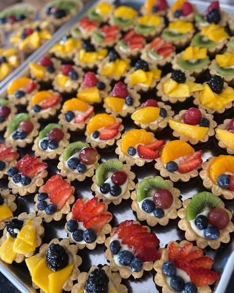 Fruit Tart Wedding Cake, Fruits Tart, Wedding Fruit, Mini Fruit Tarts, Fruit Pastries, Never Getting Married, Wedding Dessert Table, Wedding Cups, Dress Colors