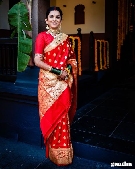 Mitali Mayekar Chandekar & Siddharth Chandekar are well-known names in the Marathi industry! Known for their leading roles in Marathi Television, the couple had an intimate, dreamy celebration in Pune. The venue was a traditional Wada and Mitali & Siddharth donned traditional Marathi attire for the wedding. Karva Chauth Look, Red Traditional Saree, Marathi Wedding, Karva Chauth, Shadi Dresses, Mehendi Outfits, Indian Wedding Planning, Traditional Saree, Indian Bridal Fashion