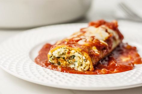 Skinny Lasagna Rolls are a healthy and delicious alternative to traditional lasagna, perfectly portioned to help you stay on the path to fitness success! Healthy Low Calorie Dinner, Dinner Under 300 Calories, Low Calorie Recipes Dinner, Weight Watchers Meal Plans, Lasagna Roll, Under 300 Calories, Low Calorie Dinners, Lasagna Rolls, 300 Calories