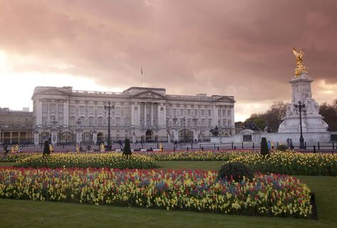 Buckingham Palace Aesthetic, Palace Aesthetic, Travel Aesthetic Outfits, Travel Love Quotes, London Wallpaper, London Dreams, British Architecture, Famous Buildings, Friends Travel