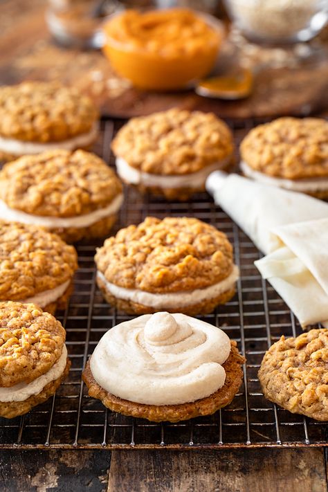 Pumpkin Oatmeal Cream Pies, Pumpkin Oatmeal Cookies, Oatmeal Cream Pies, Cream Pies, Maple Cream, Oatmeal Cream, Cookie Spread, Pumpkin Oatmeal, Cream Filling