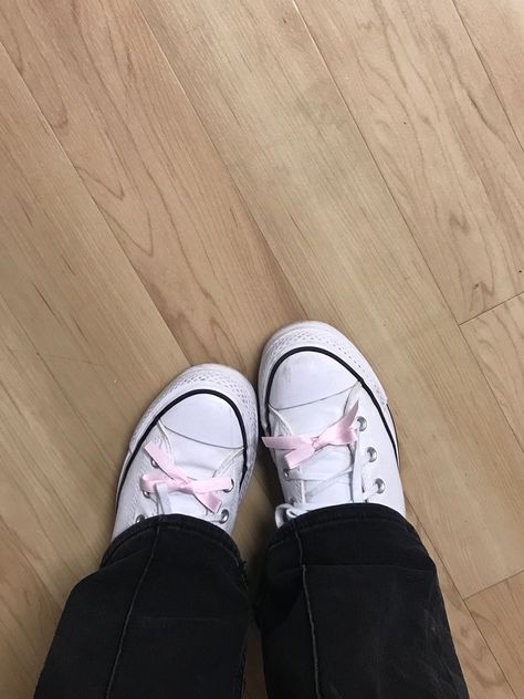 Coquette Shoes Sneakers, Jennie Converse, Shoes Aesthetic Converse, Bow Converse, Pink Shoes Aesthetic, Coquette Converse, White Converse Aesthetic, Shoes Coquette, Coquette Shoes