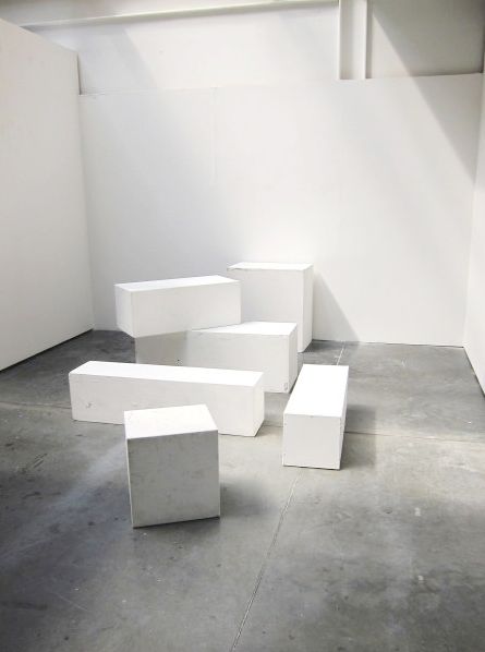 plinths Ruangan Studio, Minimalist Window, Deco Studio, Minimal Photography, Space Gallery, Shop Window Design, Studio Interior, White Furniture, White Box