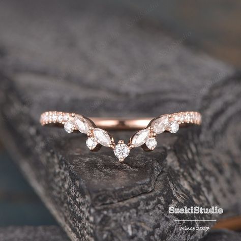 "Cluster Moissanite Wedding Band Rose Gold Marquise Curved Ring Unique V Shaped Chevron Matching Stack Dainty Bridal Promise Custom Made ITEM INFORMATION: Metal Type- Solid 14K Rose Gold Ring Size Available- US3# -10# Wedding Band: Stone - Natural Diamond Or Moissanite in the drop down menu Weight - 0.32ct Clarity - SI Color - H *Side stones are available in moissanite and diamonds, click the drop-down box to select. **Stone Replacement** Available with any other gemstones, please feel free to c Nesting Band For Oval Ring, Curved Wedding Band With Engagement Ring, Curved Wedding Ring, Band Ideas, Wedding Ring Unique, Curve Ring, Australian Wedding, September Birthstone Rings, Moissanite Wedding Band