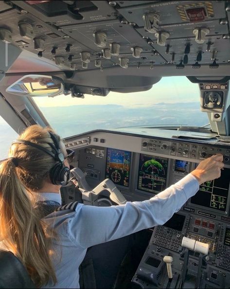 Female Pilot Aesthetic Airplane, Pilot Aesthetic Airplane, Female Pilot Aesthetic, Aesthetic Airplane Wallpaper, Pilot Aesthetic, Job Dream, Aesthetic Airplane, Pilot Career, Plane Photography