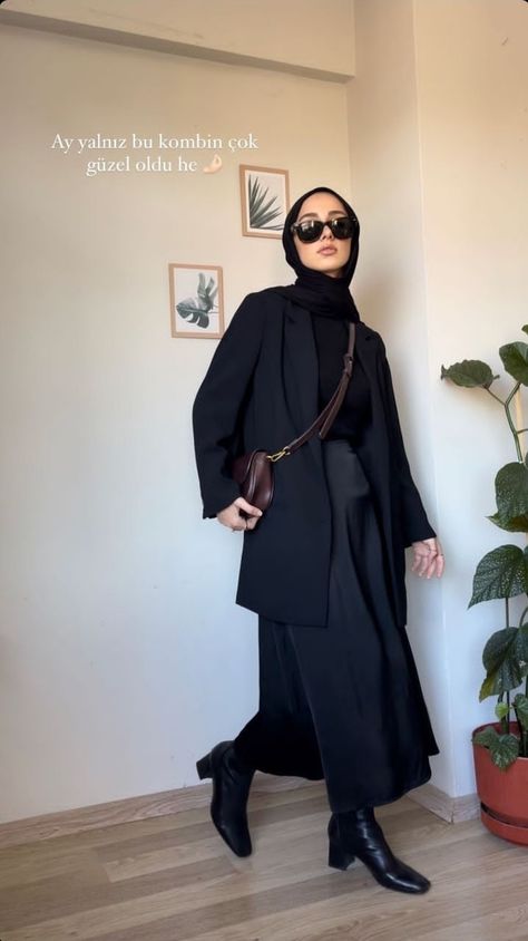 Edgy Hijab Outfits, Hijabi Black Outfit, Stylish Outfits Casual, Black Hijab, Estilo Hijab, Muslim Outfits Casual, Fashion Top Outfits, Hijabi Outfits Casual, Muslim Fashion Dress