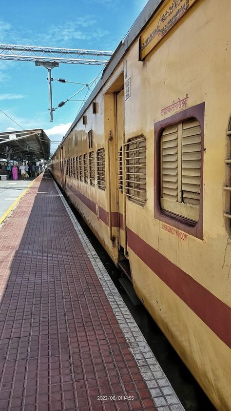 Morning Train Aesthetic, Morning Train Snap, Fake Train Snaps, Morning Pictures Instagram, Railway Station Snap, Train Pictures Aesthetic, Aesthetic Morning Snap, Train Travel Aesthetic, Train Snap