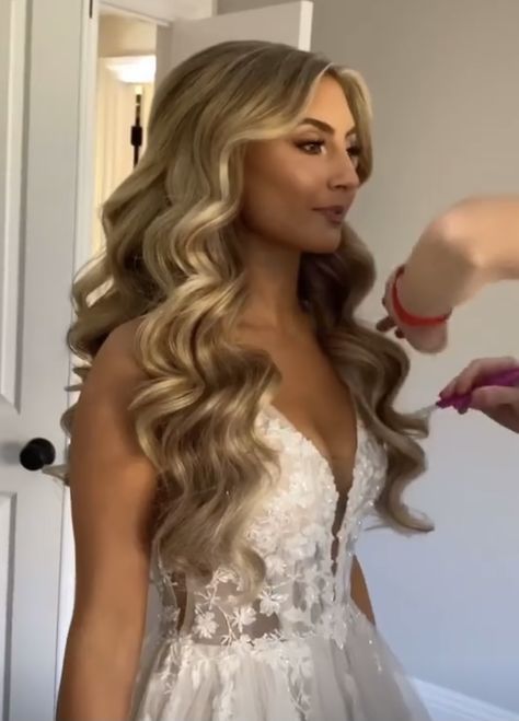 Big Curls For Prom, Prom Hairstyles For Medium Length Hair Down, Aesthetic Prom Hairstyles, Prom Hair Extensions, Medium Length Prom Hairstyles Down, Volume Prom Hair, Prom Hair Simple Loose Curls, Bridal Hair Down Big Curls, Prom Hair 2023 Down