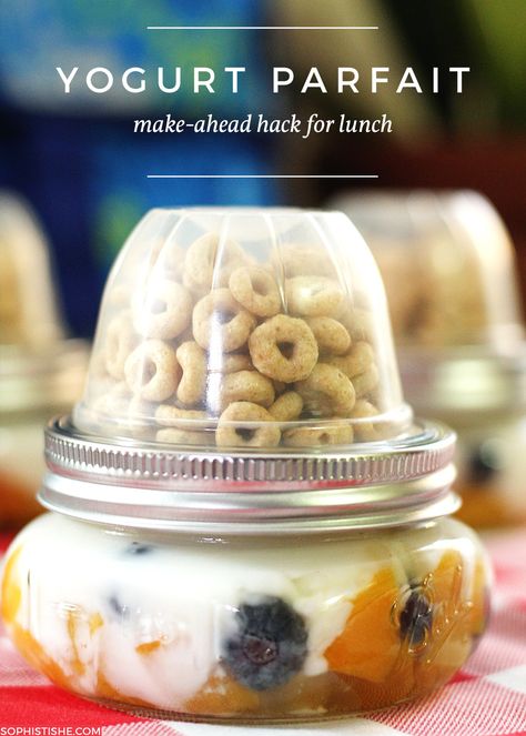 School Lunch: Make-Ahead Yogurt Parfait + Mason Jar Fruit Cup Hack Yogurt Parfait Mason Jar, Mason Jar Lunch, Hiking Food, Mason Jar Meals, Yogurt Parfait, Fruit Cups, Fruit Breakfast, Snacks For Work, Meals In A Jar