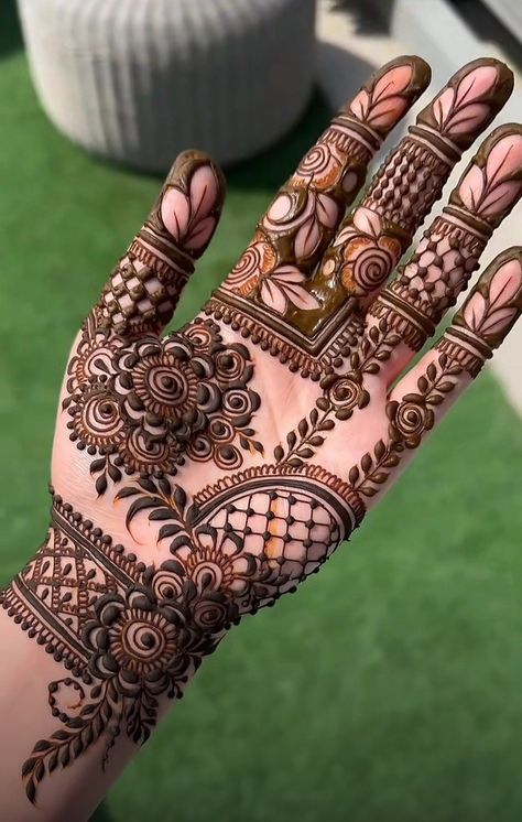 Mehndi Design For Back Hand Simple, Front Hands Mehendi Designs, Stylish Mehendi Designs For Hands Palm, New Latest Mehndi Design 2024, Lower Hand Mehndi Designs, Mendhi Front Design, Palm Mehndi Design Front Hand, Front Side Mehandi Designs, Arabic Khafif Mehndi Designs