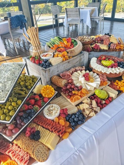 charcuterie grazing table ideas for a crowd Diy Charcuterie Board For Wedding, Wedding Hors D'oeuvres Table, Grazing Table Ideas Diy, Bridal Shower Food Display, Appetizer Table Display, Wedding Charcuterie Board, Charcuterie Grazing Table, Grazing Table Ideas, Wedding Charcuterie