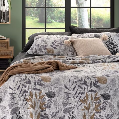 Lena foliage printed quilt California King Quilts, Cotton Quilt Set, Beautiful Bed, Twin Quilt Size, Grey Home Decor, Queen Size Quilt, Inspire Me Home Decor, King Size Quilt, Floral Quilt