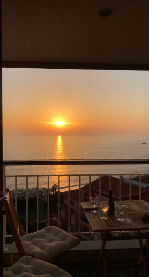 Beach View House, Hotel Sunset, Pretty Apartments, Girls Apartment, Beach Balcony, Beach House Aesthetic, Big Balcony, Water Sunset, Hotel California