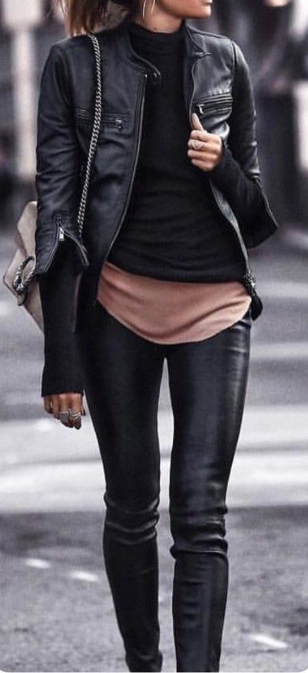 Leather Jacket And Leggings Outfit, Leather Jacket Sweater Outfit, Full Leather Outfit Women, Black Leather Jacket Outfit Women, Silhouette Mode, Look Legging, Walking Down The Street, Woman Walking, Blazer Outfit