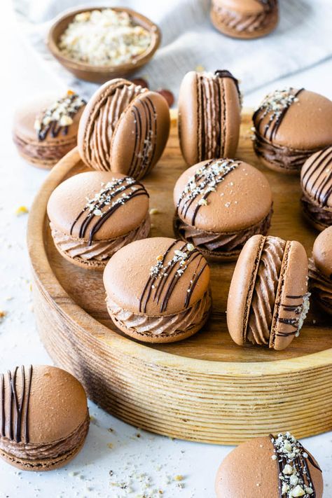 Pies And Tacos, Nutella Macarons, French Macaroon Recipes, Kue Macaroon, Macarons Recipe, Hazelnut Cookies, Chocolate Macaron, Macaron Flavors, Macaron Cookies