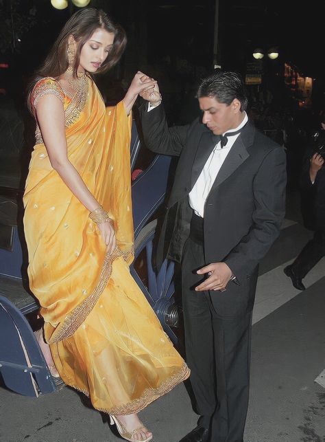 Aishwarya Rai Yellow Saree Look, Srk And Aishwarya, Aishwarya Rai 90s Saree, Aishwarya Rai 90s Outfits, Aishwarya Rai In Saree, Srk Aishwarya, Aishwarya Rai Devdas, Aishwarya Rai 90s, Aishwarya Rai Cannes