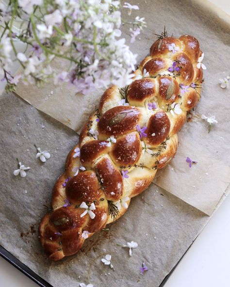 Soft Challah Bread Recipe, Easy Challah Recipe, Aesthetic Bread Recipe, Challah Aesthetic, Challah Bread Braiding, Challah Bread Recipe Jewish, Jewish Baking, Best Challah Recipe, Stuffed Challah