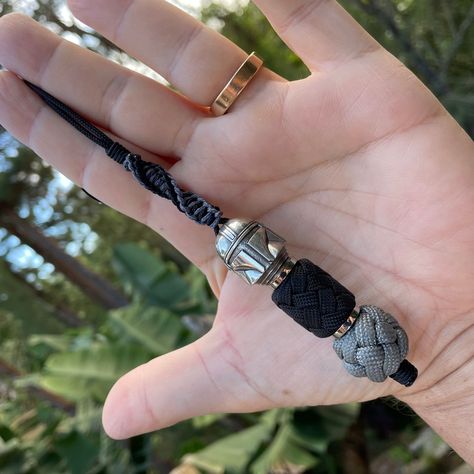 The Mandalorean knife lanyard - Mando 🔪 #EDCKnifeBeads #KnifeAccessories #EverydayCarry #EDC #GearCustomization #TacticalBeads #ParacordBeads #HandcraftedBeads #ArtisanBeads #KnifeCollecting #KnifeEnthusiast #GearUpgrade #UniqueBeads #FunctionalArt Paracord Knife, Knife Lanyard, Paracord Beads, Paracord Keychain, Every Day Carry, Edc Knife, Unique Materials, Functional Art, Everyday Carry