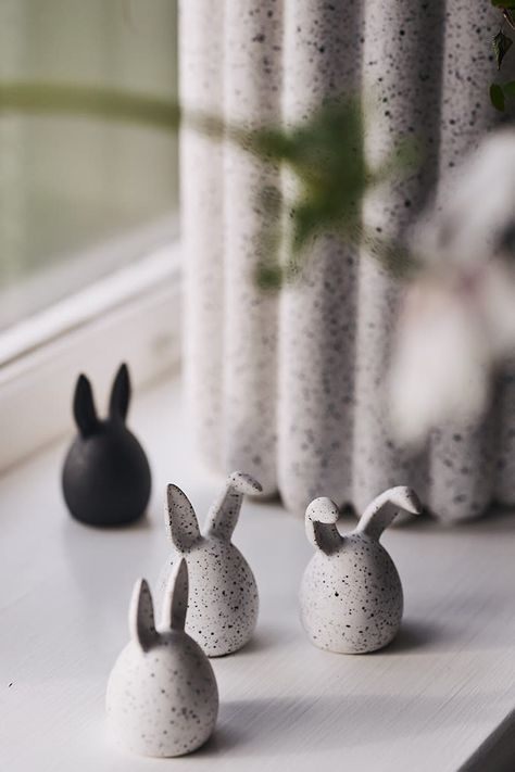 Easter Hare, Playful Home, Diy Osterschmuck, Easter Pottery, Diy Keramik, Air Dry Clay Projects, Diy Ceramic, Clay Crafts Air Dry, Front Porch Christmas Decor Ideas