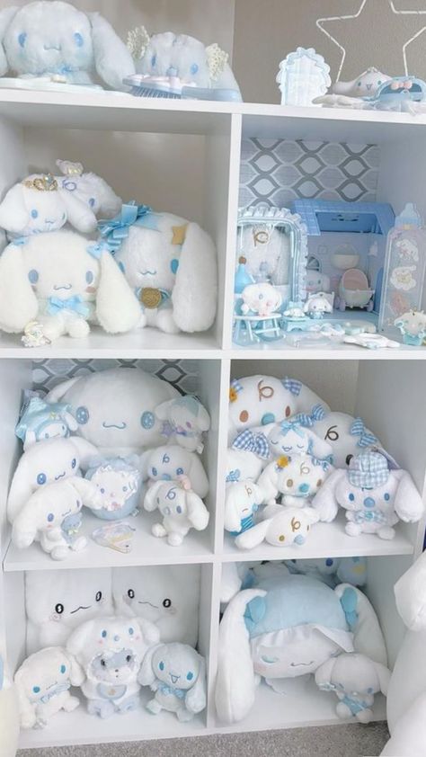 Cinnamoroll Bed Sheets, Sanrio Bedroom Ideas Cinnamoroll, Cinnamon Roll Bedroom, Cinnamoroll Bedroom Ideas, Cinnamoroll Room Ideas, Room With Plushies, Cinnamoroll Decor, Cinnamonroll Plushie, Cinnamoroll Bedroom