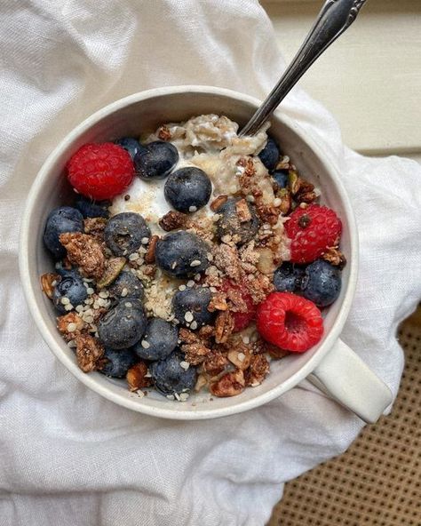 Pudding Yogurt, Oat Bowls, Yogurt Bowls, Oats Recipe, Yogurt Bowl, Chia Seed Pudding, Fruit Bowls, Overnight Oats Recipe, Nut Milk