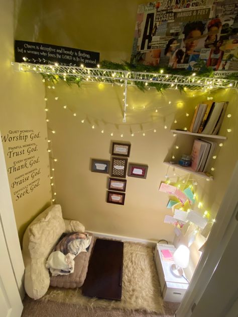 Praying Space Home, Christian Salon Decor, Alter For God, Altar Corner Ideas, Bible Area At Home, Bible Reading Nook, Safe Space Bedroom, Bible Study Closet, God Home Decor Ideas