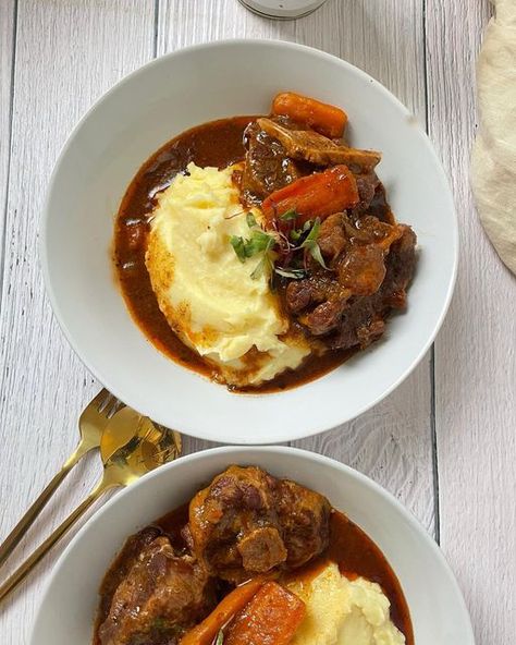 Oxtail And Potatoes Recipes, Oxtail South Africa, Oxtail Meals, Oxtail And Mashed Potatoes, Mashed Potatoes Meal, Mash Potato Dinner Ideas, Oxtail Pasta Recipe, Mashed Potatoes Dinner Meals, Potato Meals