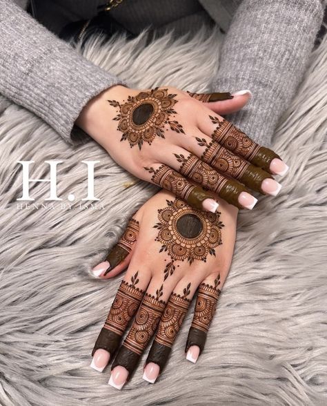 Mehndi Round Design, Mehandi Latest Design 2024, Mandala Design Mehndi, Mehandi Round Designs, Round Mehndi Designs For Hands, Simple Mehendi Designs For Engagement, Round Mehndi Design Unique, Round Shape Mehndi Designs, Simple Mehndi Palm