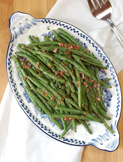 An easy, quick recipe for roasted honey mustard green beans. A perfect weeknight side dish! Mustard Green Beans, Vegetable Quiche, Butter Pasta, Mustard Green, Roasted Green Beans, Mustard Greens, Green Bean Recipes, Roasted Asparagus, Cooked Veggies