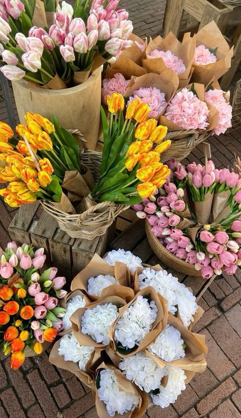 Pretty Flowers Pictures, Giving Flowers, Boquette Flowers, Nothing But Flowers, Flowers Aesthetic, Flower Therapy, Flowers For You, I Love Flowers, Beautiful Bouquet Of Flowers