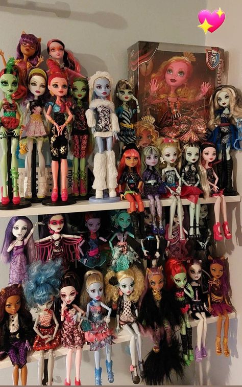 Gen 1 Monster High, Gen 3 Monster High Dolls, Original Monster High Dolls, Og Monster High Dolls, Old Monster High Dolls, Monster High Doll Display, Monster High Dolls Collection, Monster High Display, Monster High Dolls Original