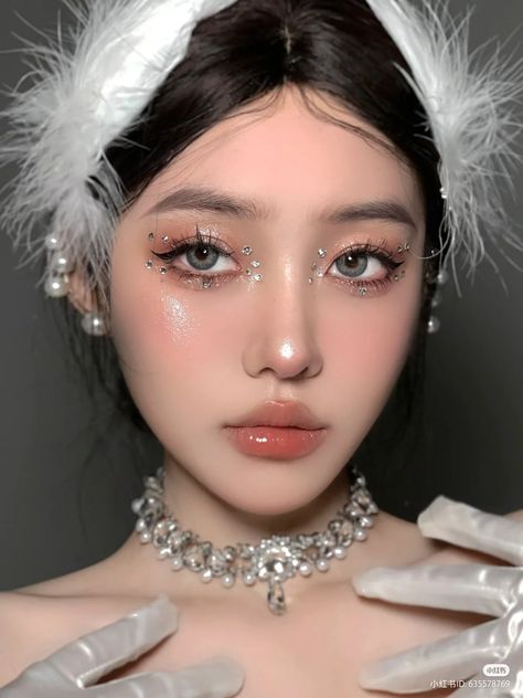 Ethereal Make Up Look, Douyin Makeup Fairy, White Swan Makeup Look, White Swan Photoshoot, Swan Ballet Makeup, Winter Theme Makeup, Fairy Douyin Makeup, Douyin Prom Makeup, Swan Makeup Look