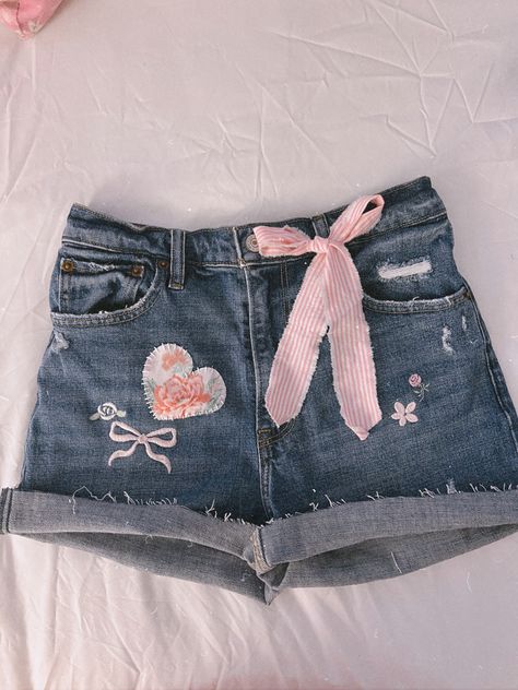 Thrift flip by me 🎀💞 Jeans Thrift Flip, Easy Thrift Flip, Thrift Flip Clothes Diy, Clothes Upcycling, Thrift Flip Ideas, Thrift Flip Clothes, Homemade Clothes, Flip Ideas, Girly Clothes