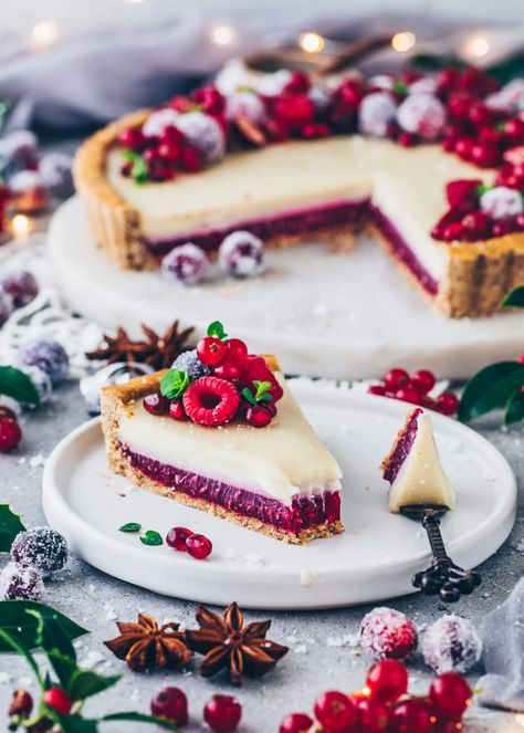 White Chocolate Decorations, Raspberry Tart Recipe, Chocolate Raspberry Tart, Tart Vegan, Chocolate And Raspberry Tart, Vegan Tarts, Raspberry Tart, Vegan White Chocolate, Raspberry Tarts