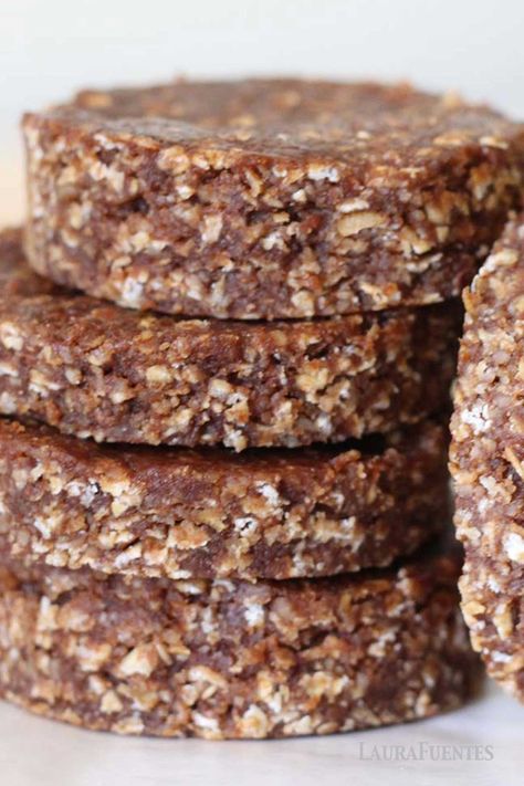 Everything you love about no-bake cookies into a bar! This no-bake energy bar is made with real food ingredients and it's a perfectly healthy post-workout snack! #healthysnacks #glutenfree #energybar Healthy Post Workout Snacks, Gf Treats, Fig Bars, Lunch Box Snacks, Raw Coconut, No Bake Snacks, Paleo Snacks, Energy Bars, Protein Snacks