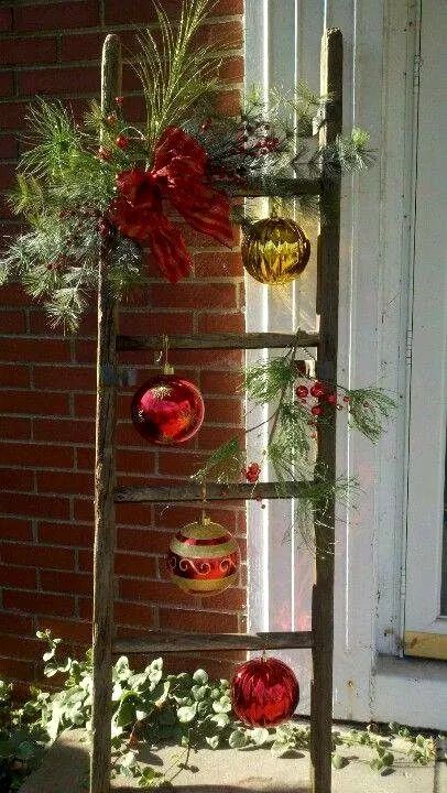 Christmas Ladders Ideas, Christmas Ladder, Vintage Christmas Tree Decorations, Dollar Tree Christmas Decor, Old Ladder, Country Christmas Decorations, Christmas Porch Decor, Christmas Wood Crafts, Christmas Garden