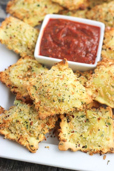 This easy recipe for crispy and baked toasted ravioli is a favorite! Ravioli is coated in egg and an Italian-spiced panko breadcrumb mixture and baked for a healthier-version of a favorite. Baked Ravioli, Toasted Ravioli, Dip Sauce, Italian Spices, Favorite Appetizers, Idee Pasto Sano, Fried Food, Deviled Eggs, Ravioli