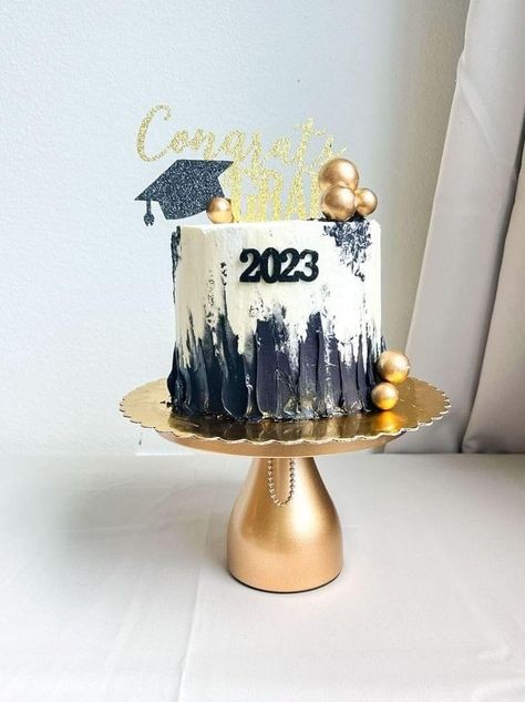 Get Together Cake Design, Graduation Cake For Him, Graduation Cake Decorations, Gold And Black Graduation Cakes, Graduation Party Ideas Cake, Cake For Congratulations, 2024 Graduation Cakes, Graduation Cake Black And Gold, Graduation Cake Designs 2024