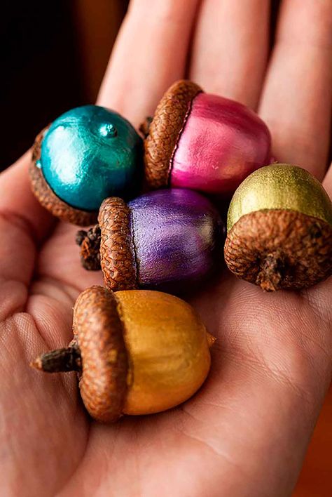 These homemade, metallic-painted acorn Christmas ornaments are so bright and pretty! They're such a fun DIY craft project for the whole family, and so simple too! All you need are a few big acorns, a paintbrush, string, a hot glue gun and some pretty metallic paints! Acorn Christmas Ornaments, Christmas Tree Ornaments To Make, Natural Christmas Ornaments, Acorn Painting, Acorn Decorations, Natural Ornaments, Fun Diy Craft Projects, Acorn Ornaments, Acorn Crafts