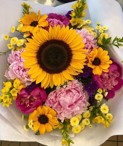 Sun Flower Bouquet Simple, Sunflower Bouquet Aesthetic, Pike Place Market Flowers, Sunflowers Photography, Flowers Sunflowers, Market Flowers, Luxury Flower Bouquets, Yellow Bouquets, Bloom Where Youre Planted